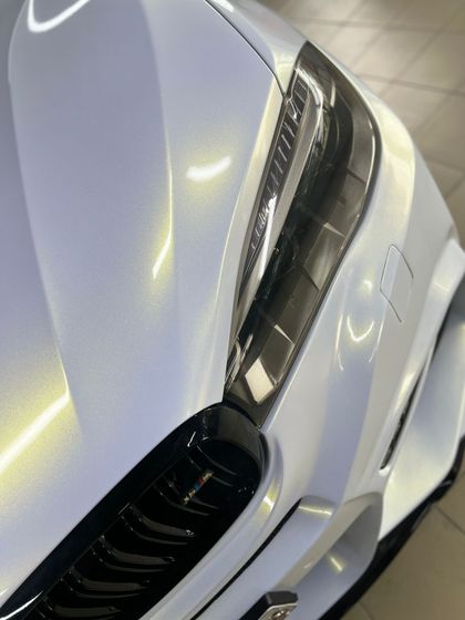 Пленка перламутровая белая с золотым напылением (глянцевая) Pearl White to Gold Carbins