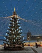 Светодинамическая елка со скамейкой, встроенная гирлянда: Теплый свет - "Лесная" (Литая хвоя) 6 м