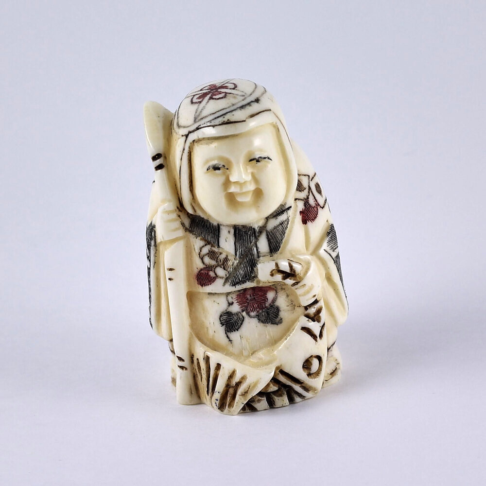 Нэцкэ Ребенок Карако с посохом и огромным карпом