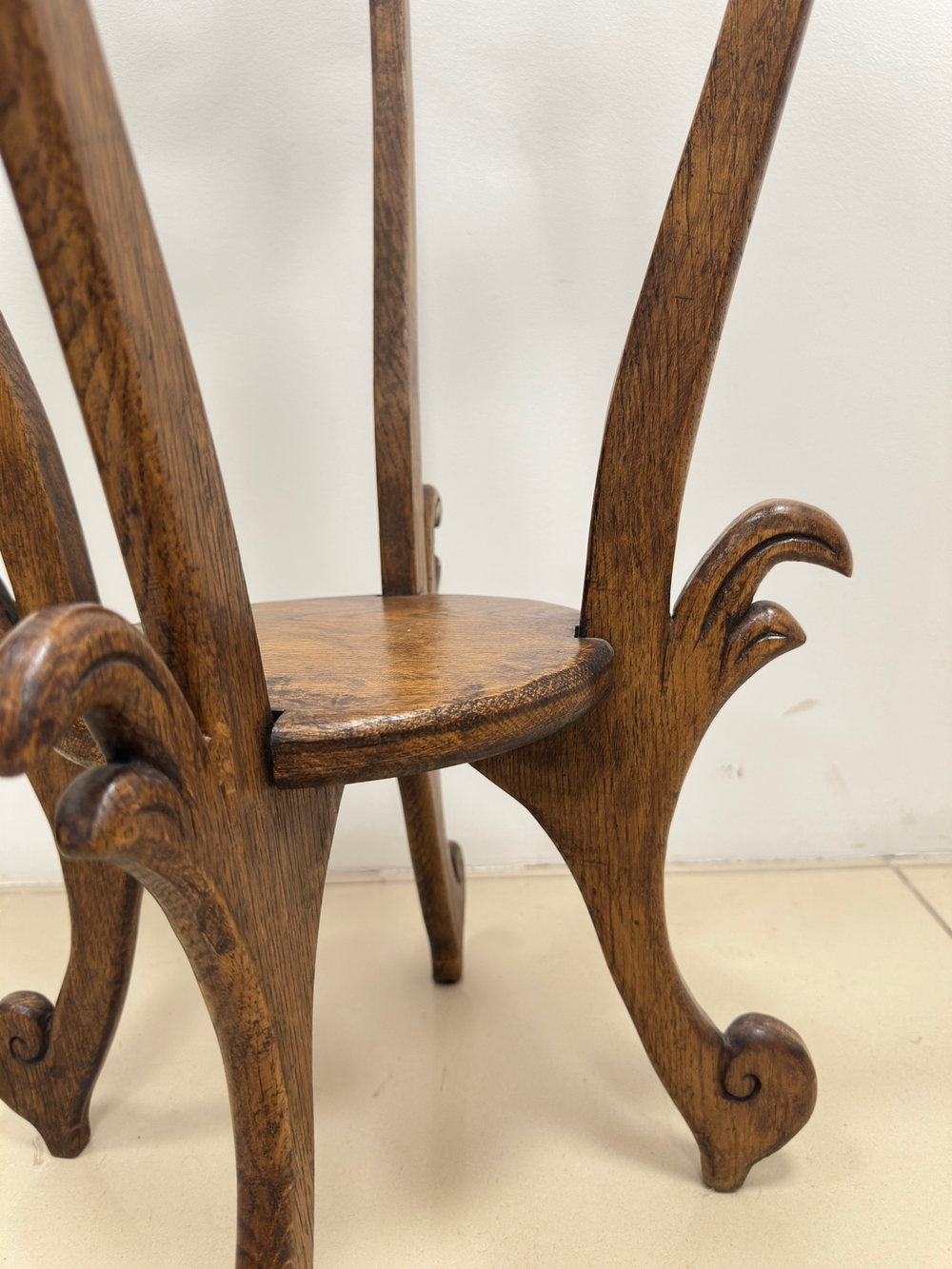 Резной деревянный столик-подставка