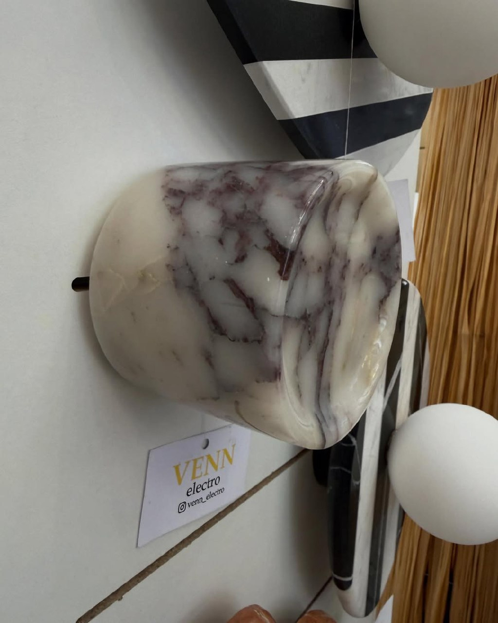 Настенное бра из натурального мрамора, представлено в двух размерах.