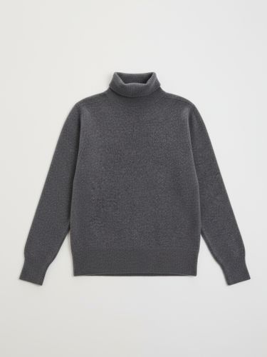 Объемный свитер с высокой горловиной