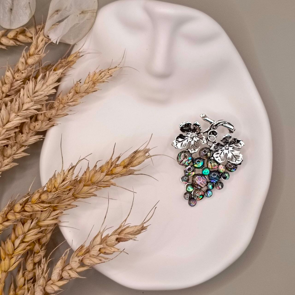 Брошь "Веточка винограда" из цинкового сплава с ракушечником, и смолы со стразами.