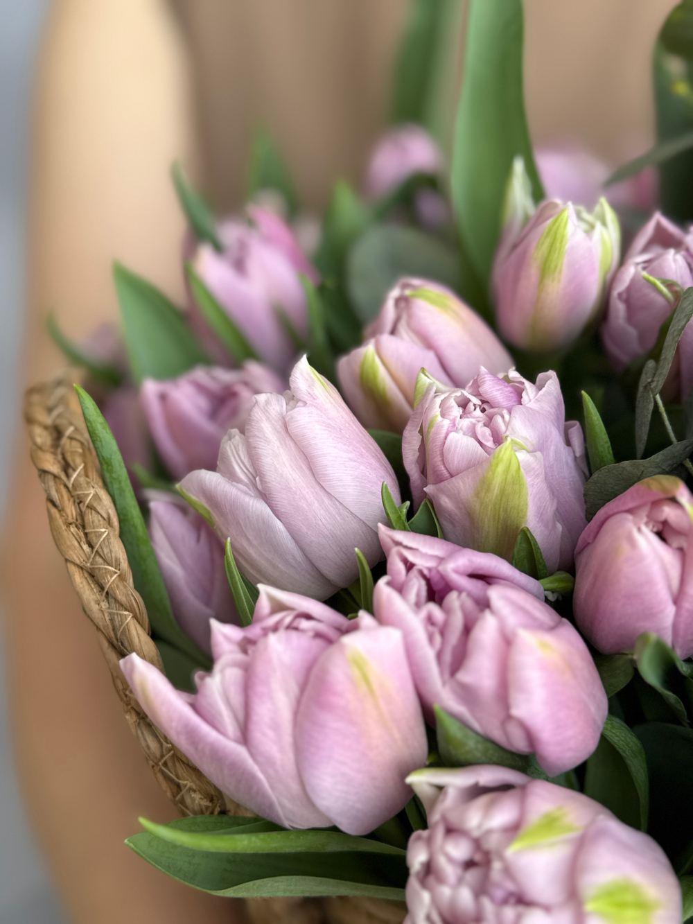Пионовидные нежно-сиреневые тюльпаны и ароматный эвкалипт в элегантной корзине от Флора Маркет