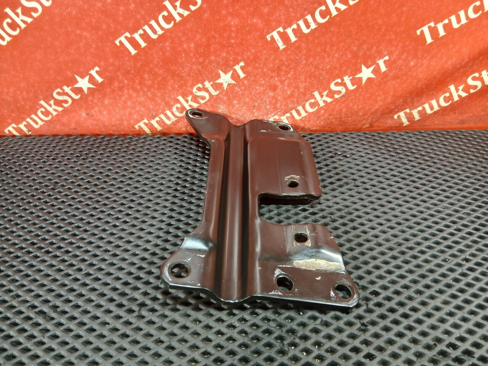 Кронштейн цилиндра подъема кабины 2019г