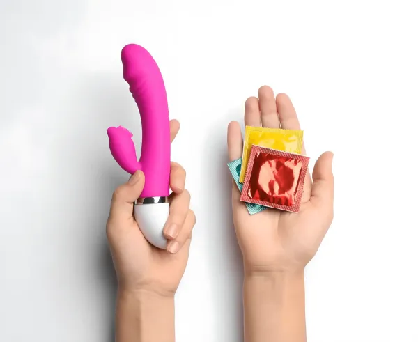 Подходят ли игрушки для использования с презервативами? ✅