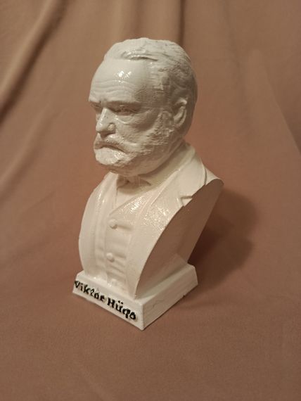 Viktor Hüqo Büstü