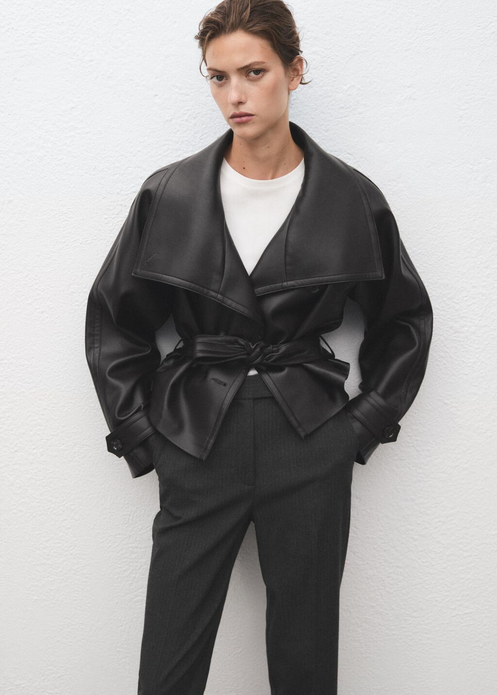 Брюки зауженного укороченного кроя в тонкую полоску