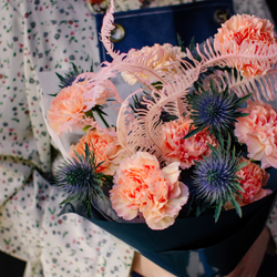 15. Контрастный букет с диантусами и эрингиумом