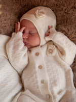 Шапочка с розой, Экрю