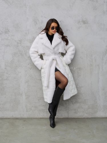 Белый комбинированный пуховик с капюшоном и поясом