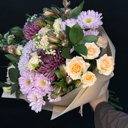 Букет из темных хризантем, кустовой розы и альстромерии