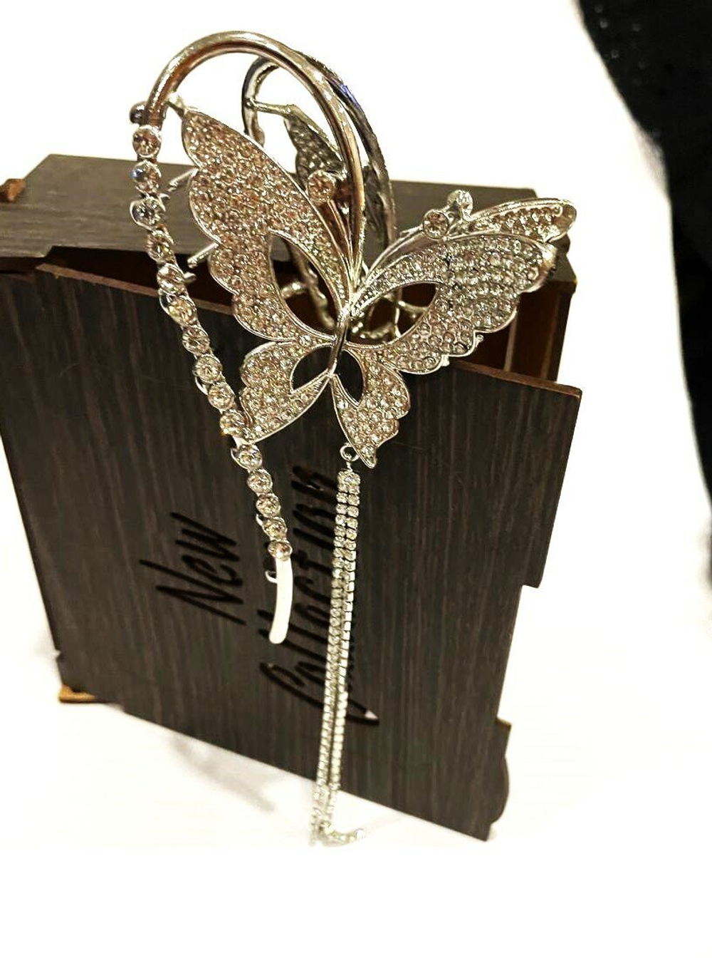 Заколка-краб. Бабочка петля со стразами. Усиленная. Цвет серебро