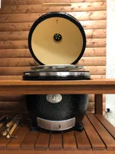 Керамический угольный гриль Monolith LeChef Pro 2.0, 52 см, на столе из дуба