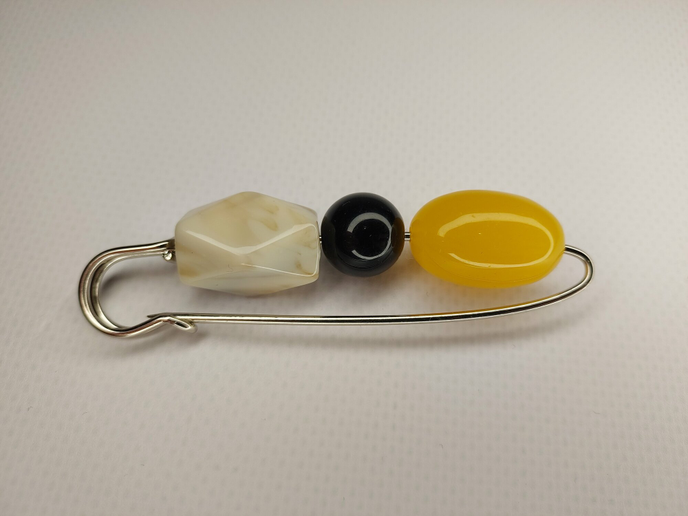 Булавка брошь "Уютные камушки" Булавка для кардигана, пальто, платков, костюмов, одежды. Цвет жёлтый белый