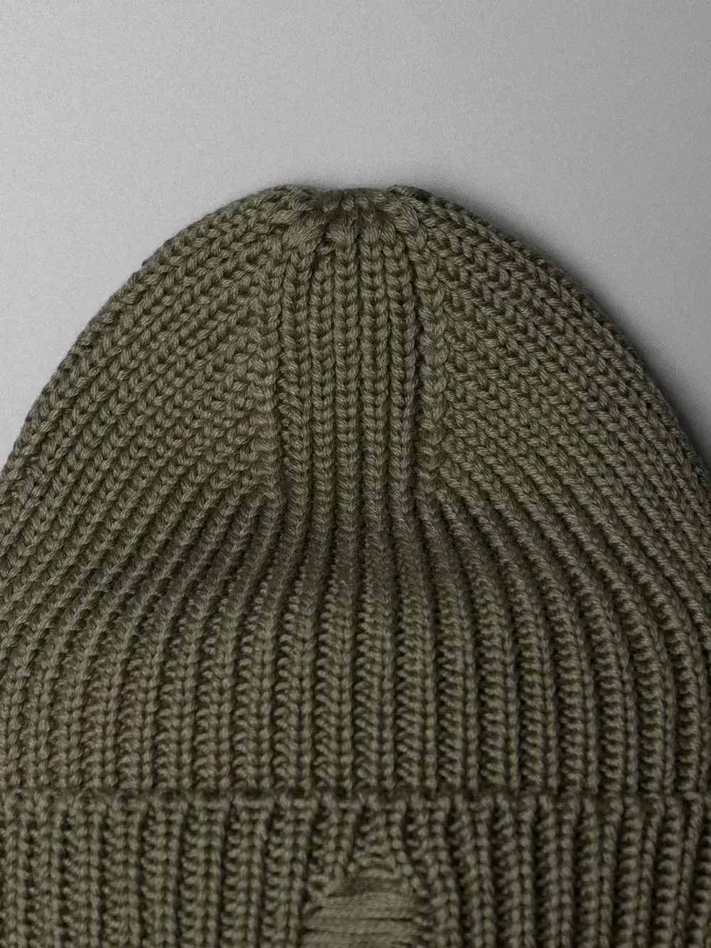 Шапка женская на осень рваная