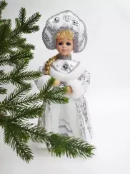 Снегурочка под елку в белой с серебром шубе и кокошнике 40 см., Triumph Tree (84662)