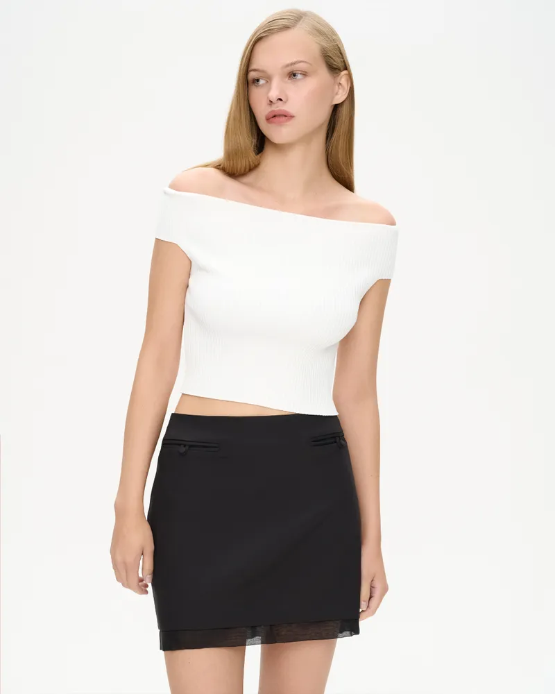 Топ трикотажный с открытыми плечами и короткими рукавами