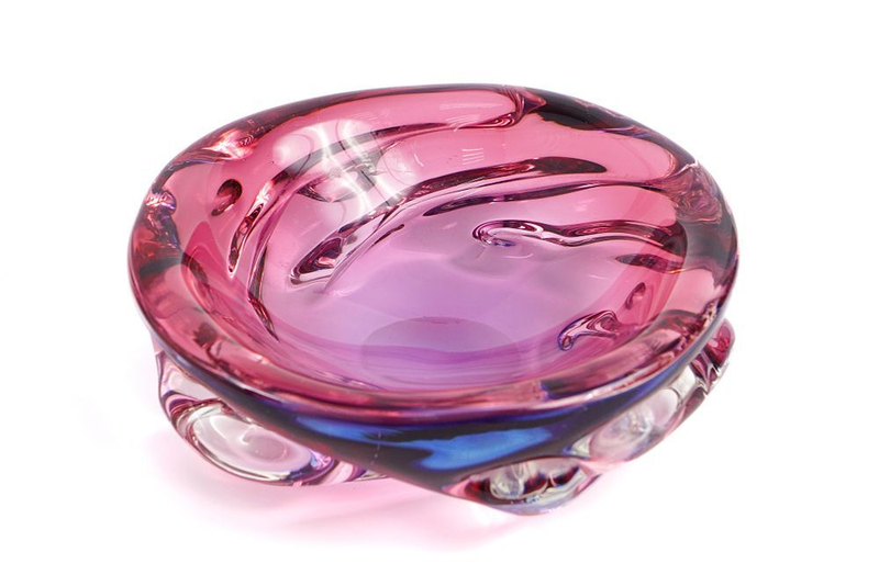 Пепельница из малинового стекла оригинальной формы