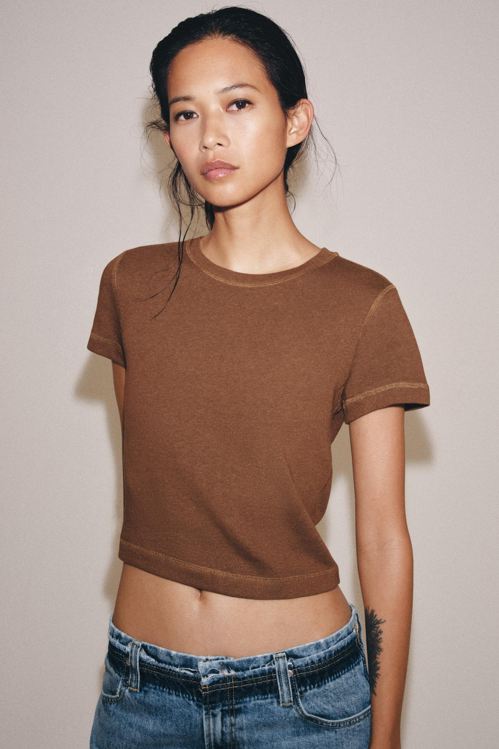 ZARA ФУТБОЛКА В СТИЛЕ РУСТИК С КОРОТКИМИ РУКАВАМИ, ЦВЕТ ЖЖЕНОГО АПЕЛЬСИНА