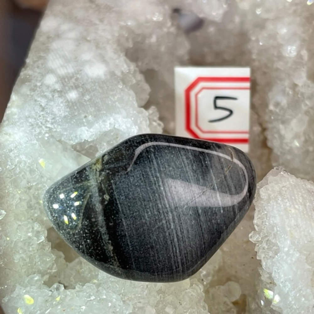 31553 Яшма серебристая галтовка 26-30мм--25