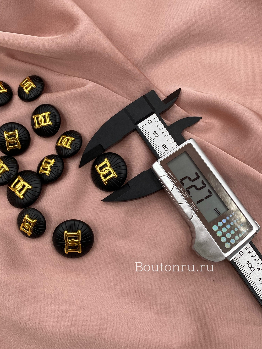 Пуговицы черные матовые с золотым декором