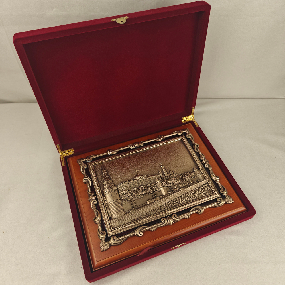 Плакетка с видом Москвы "Кремлёвская набережная" в подарочной упаковке