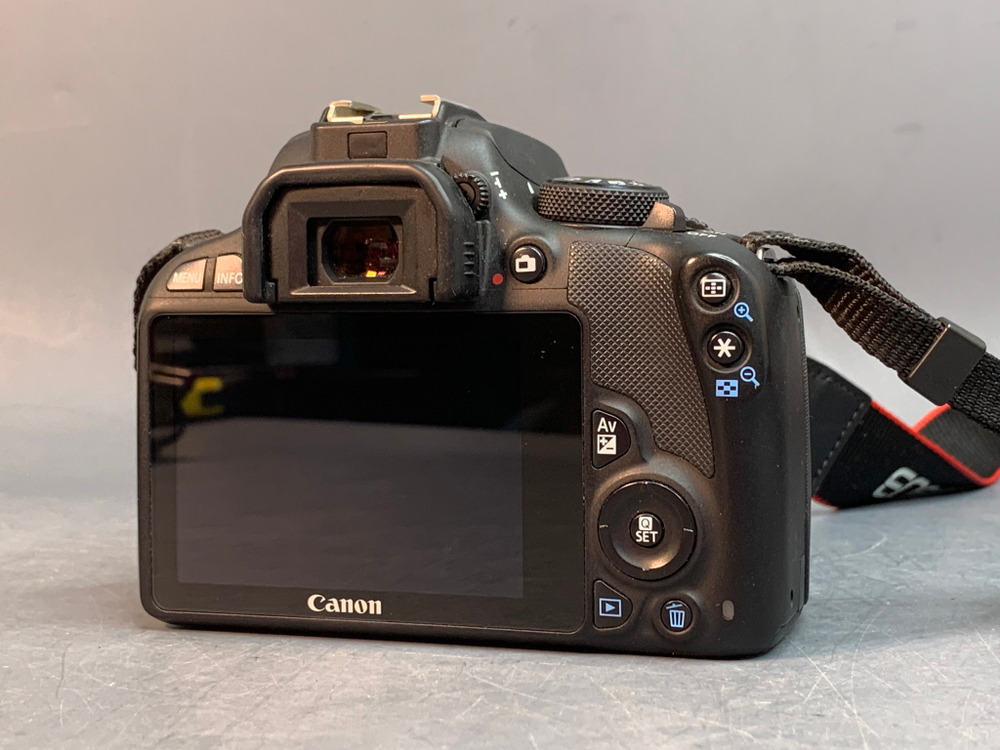 Canon EOS 100D Kit EF-S 18-55mm F3.5-5.6 IS STM 13.815 кадров