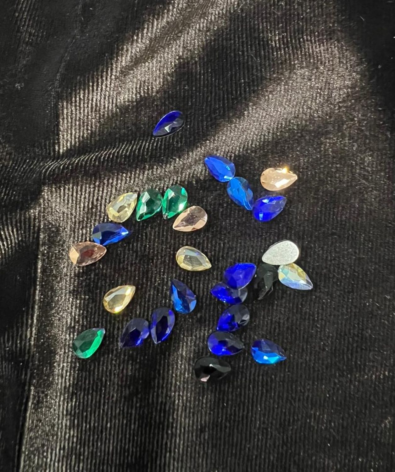 Стеклянные стразы  (5,5*8мм) 25шт, цвет микс