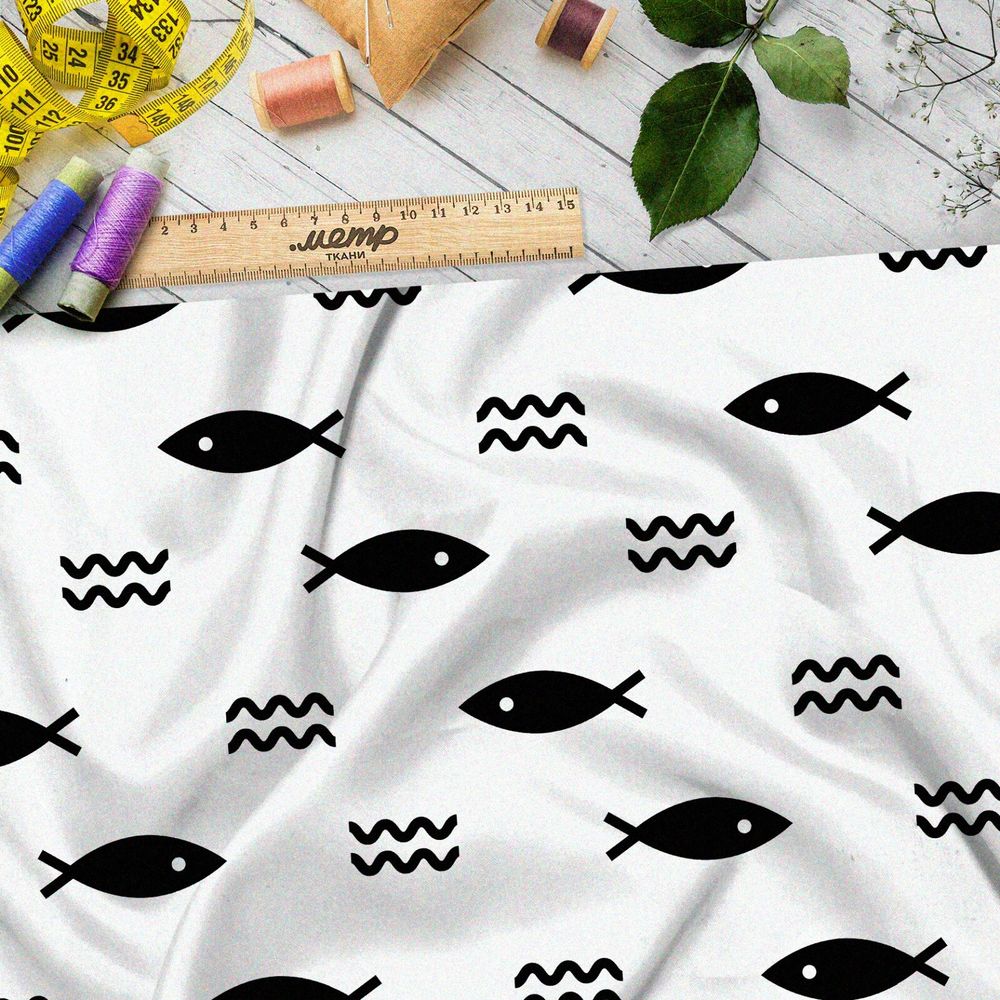 Ткань флис крупные чёрные рыбки на бежевом фоне