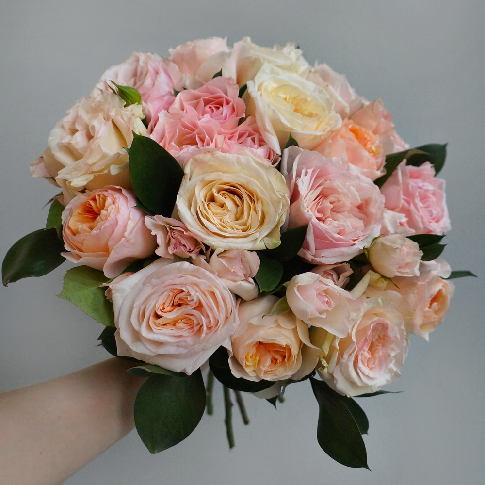 50. Ароматный микс букет из трёх видов роз