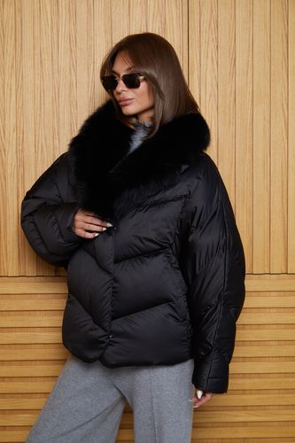 Черный пуховик с меховым воротником