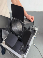 Прожектор с лизой френеля Amixled 100 ZOOM FRESNEL