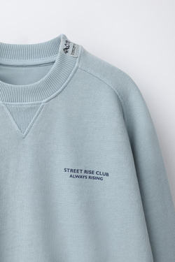 ZARA КОМПЛЕКТ ИЗ ТОЛСТОВКИ И ШОРТОВ С НАДПИСЬЮ, ГОЛУБОЙ