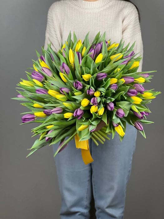 Букет жёлтых и фиолетовых тюльпанов (под ленту)