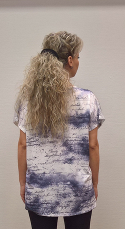 Светлый нарядный блузон со стразовыми бабочками