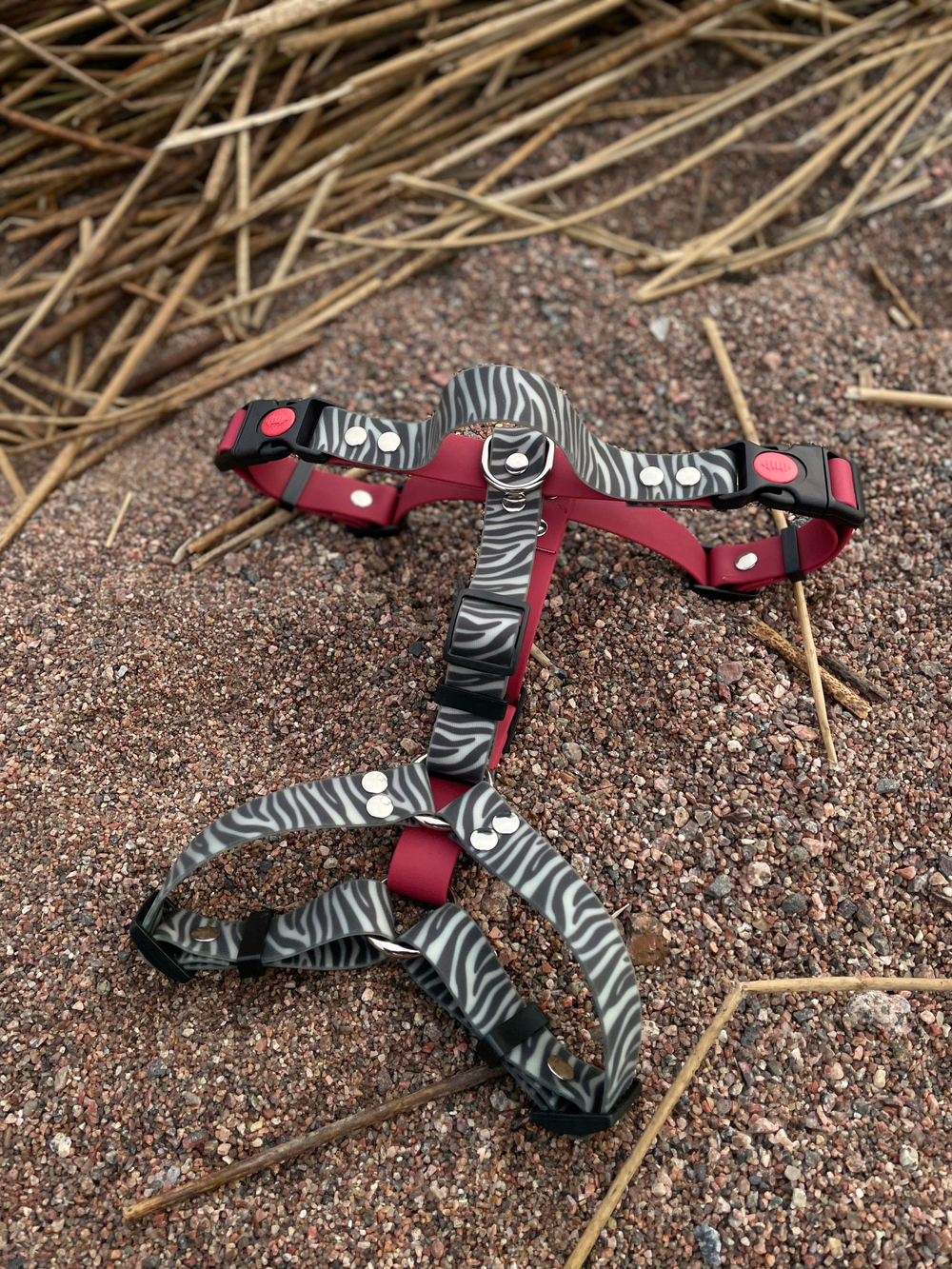 Шлейка анатомическая из БИОТАНА для собак, размер М, ширина 25 мм , зебра и винный