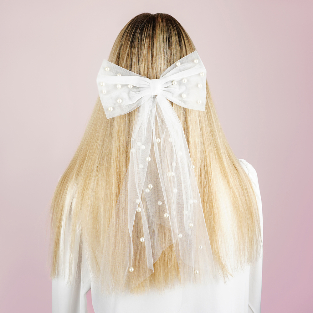 Бант с бусинами на заколке в белом цвете, 40 см