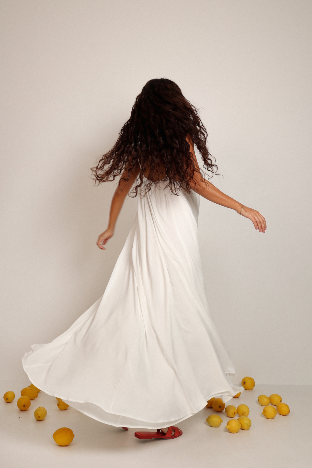 Платье на тонких бретелях макси