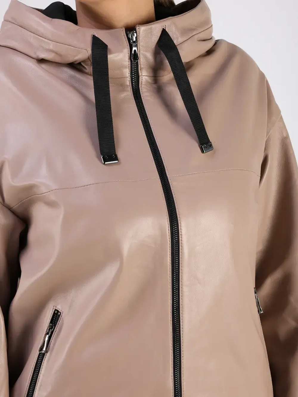 Кожаная куртка демисезонная с капюшоном короткая