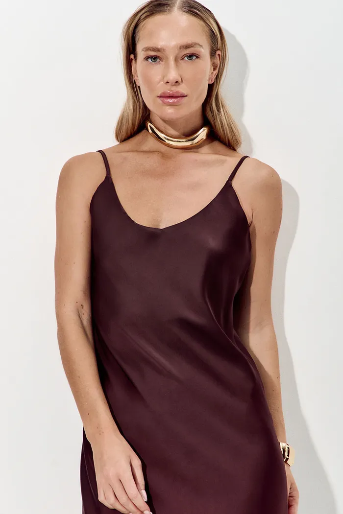 Платье из атласа в бельевом стиле шоколадного цвета