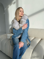 Джинсовая куртка в голубом цвете с мехом песца