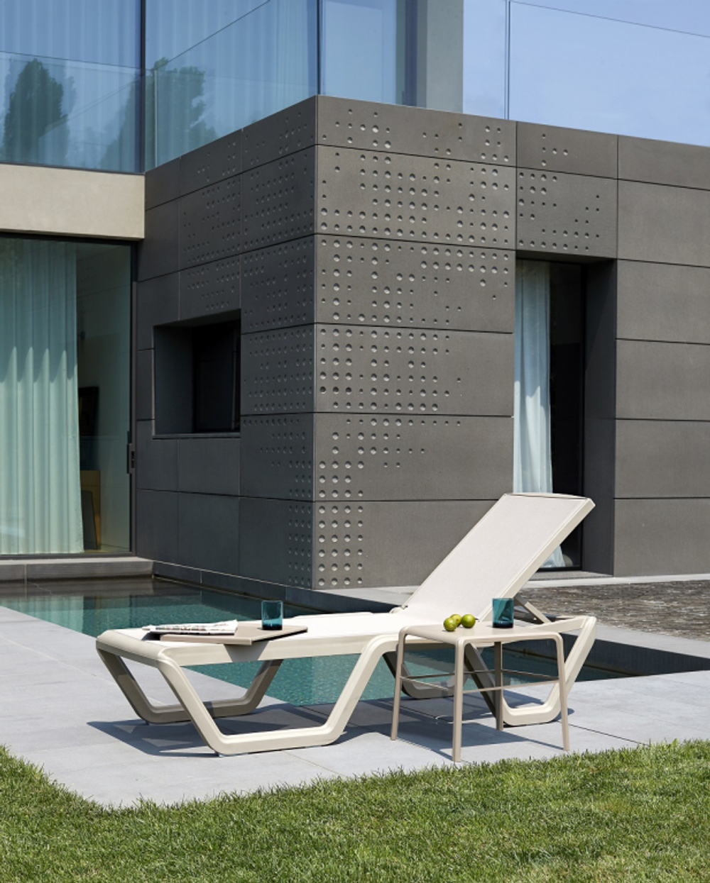 Шезлонг-лежак пластиковый Scab Design Vela, тортора