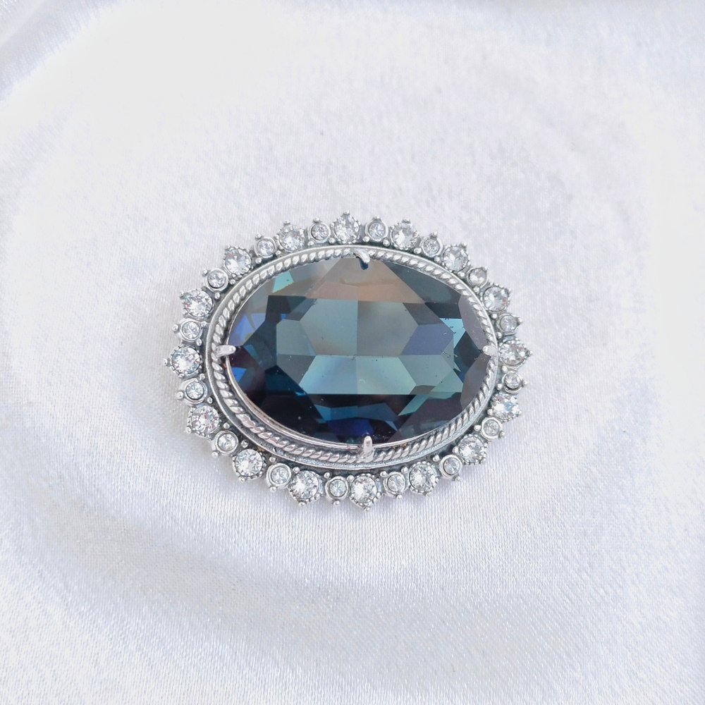 "Лаодамия" брошь в серебряном покрытии из коллекции "Пале-Рояль" от Jenavi с замком булавка