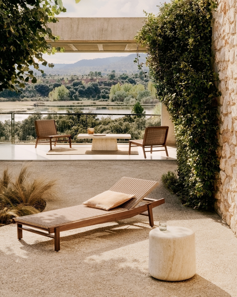 Шезлонг Itani из 100% массива акации и искусственного ротанга