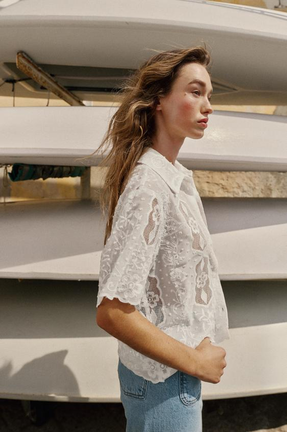 ZARA РУБАШКА С ВЫШИВКОЙ И КОРОТКИМ РУКАВОМ, БЕЛЫЙ