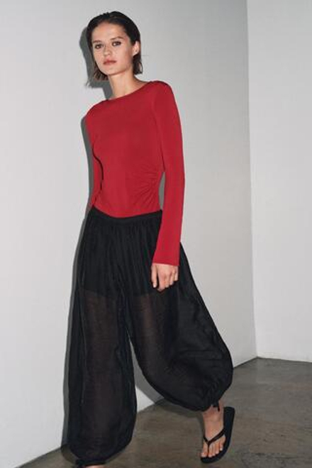 ZARA ФУТБОЛКА С ДЛИННЫМИ РУКАВАМИ И СБОРКАМИ, БУРГУНДИ