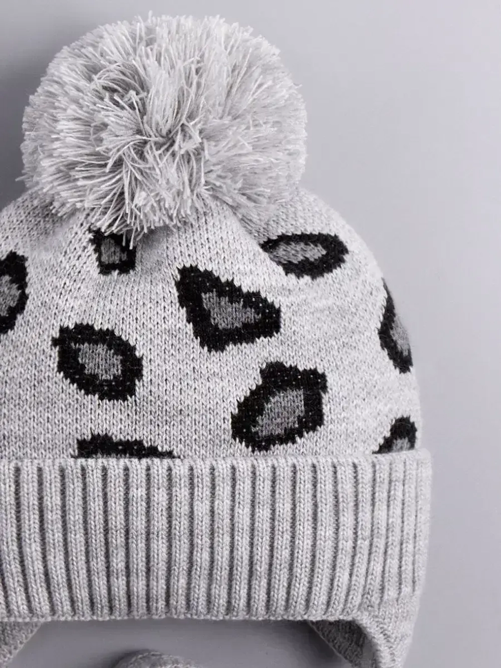 Шапка для девочки на завязках на осень