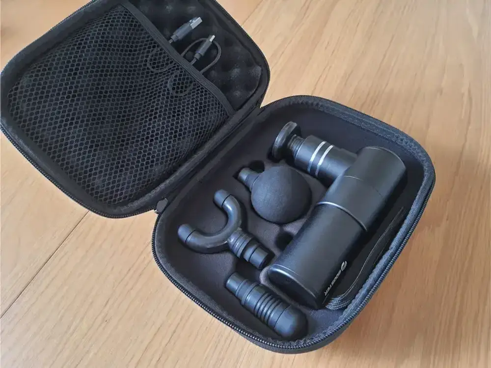 Booster Mini в открытом кейсе