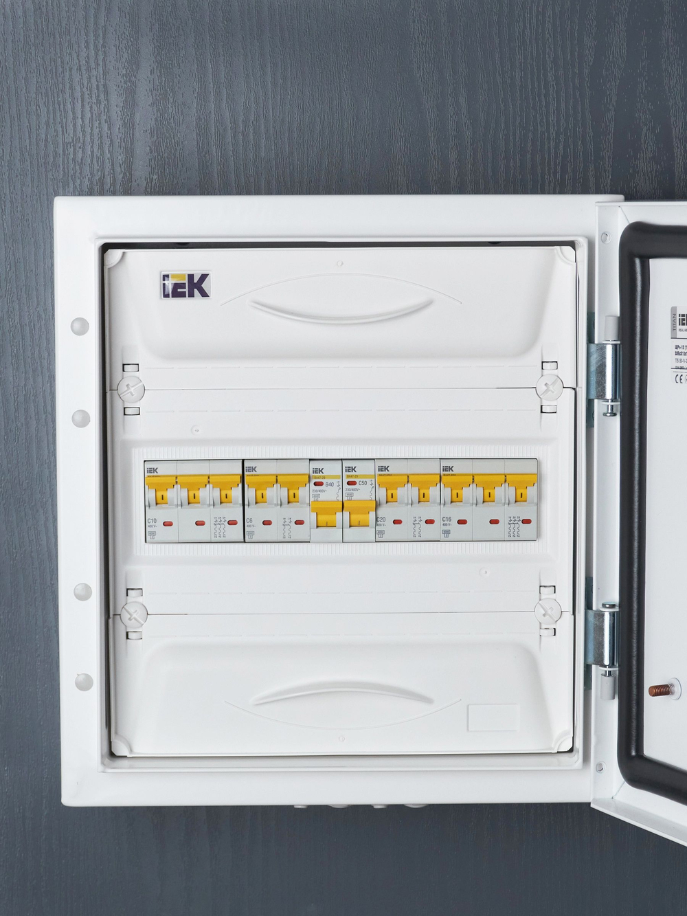 KARAT Автоматический выключатель ВА47-60M 2P C 20А 6кА IEK